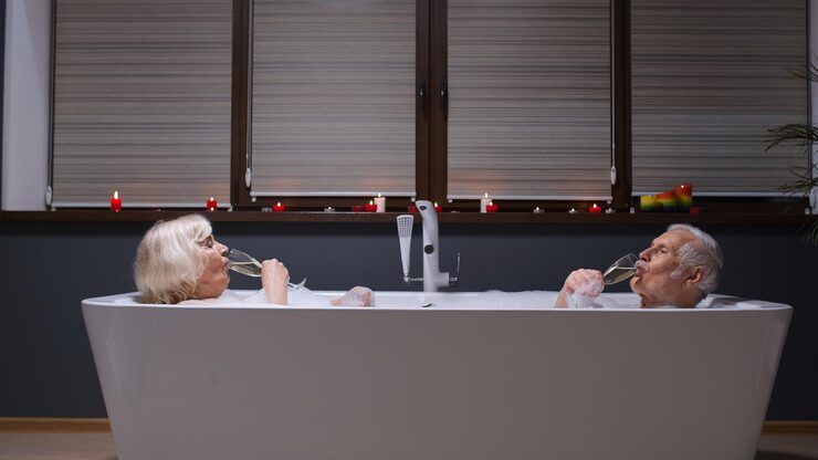 Learn About Walk In Tubs for Seniors, Features and Health Advantages